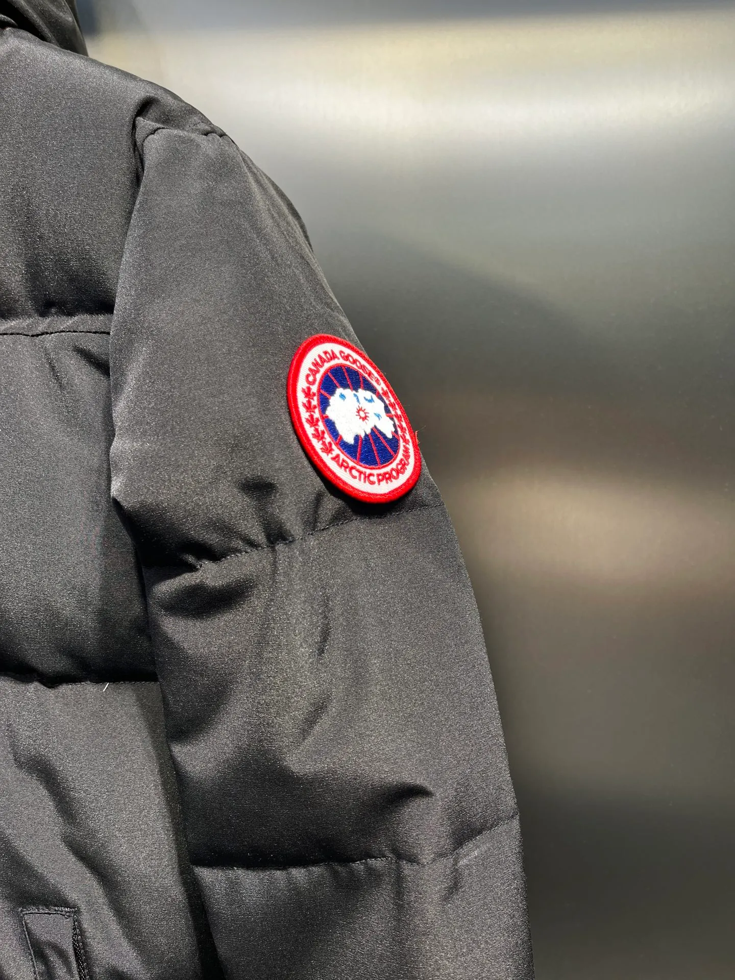 P700 Goose 🌟17 models (black) chest patch, same style for men and women, cold-resistant down jacket! The fur collar is detachable. The natural Siberian coyote fur collar has a delicate yet strong feel, which comes from the sense of life that comes from the erosion of wind and frost in nature. The market usually uses raccoon fur or fake fur instead, which is not even the slightest bit better! The collar part has cold-proof flannel, which is close to the head and neck, comfortable and warm! The fabric is made of high-density nano-level waterproof fabric, which is windproof and wear-resistant and has a certain thickness! The zipper is the official YKK brand! The waist has an elastic waistline design that can be adjusted according to yourself! There is also an anti-wind Velcro inside! Seamless threaded cuffs to avoid stiffening! In order to prevent cold wind from pouring in, a double closure design is adopted. On the premise of the traditional zipper fly, six Velcro fasteners are used for secondary closure, which brings better warmth retention effect. It retains the classic hooded design and uses super large luxurious wolf fur to protect against wind and cold. No matter how low the temperature is this winter, one piece is enough. I’ll give you the wind and temperature. Size: s-xxl